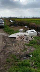 Sezze, rifiuti in pianura (5)