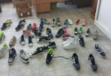 Aprilia, scarpe con griffe contraffatte, maxi sequestro al mercato da parte della municipale