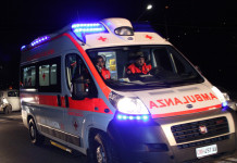 Auto travolge una famiglia: muore il papà, gravissima la figlia