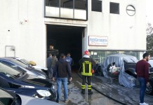 Latina, devastante incendio in carrozzeria. Auto nel “forno” avvolta dalle fiamme