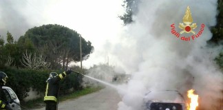 Aprilia, auto in fiamme