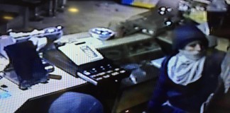 Cisterna, assalto notturno nel bar tabacchi: le immagini dei ladri in azione