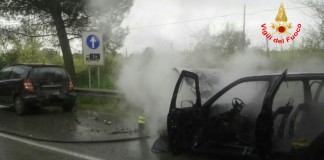 Latina, scontro sull’Appia tra due auto: in fiamme una Golf, tre feriti