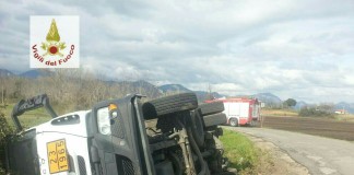 Fondi, camion carico di Gpl si ribalta in un fosso