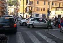 Terracina, le Frecce Tricolori danno spettacolo. Una città paralizzata, traffico in tilt