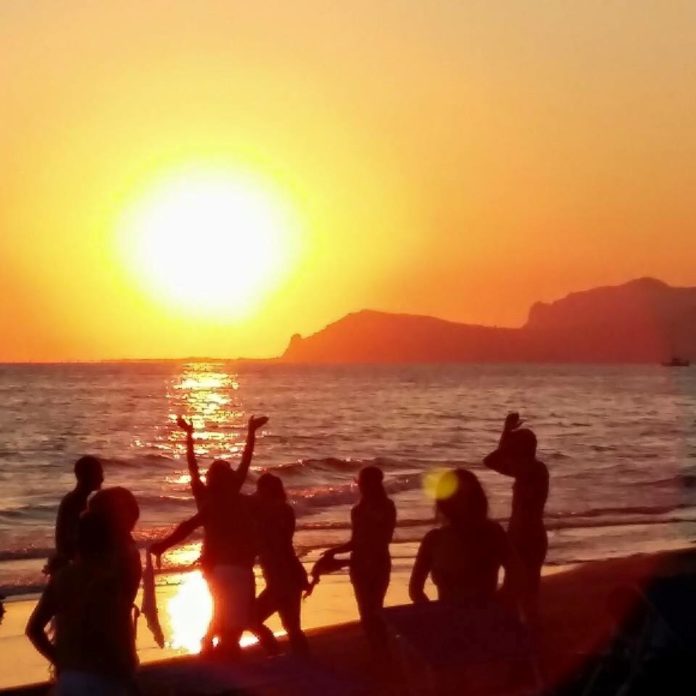 11902287_940048159385056_4778489440821525041_n