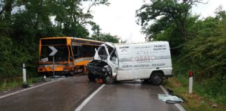 Aprilia, furgone contro il bus: ferito gravemente il conducente