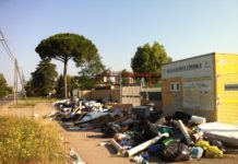 Latina, cumuli di rifiuti davanti all’isola ecologica della Chiesuola. Valletta chiede un incontro al Sindaco