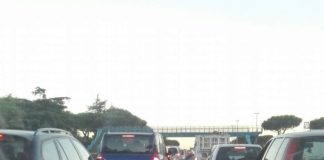 Maxi incendio sulla Pontina: strada chiusa fino a domani sera per il taglio degli alberi. Traffico in tilt