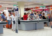 Terracina, black out al centro commerciale di via Badino: clienti chiusi nei negozi, è panico