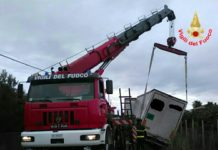 Aprilia, fuori strada con il camion, l’intervento dei Vigili del Fuoco