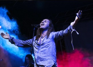 Latina, Povia live al Circolo Cittadino tra musica ed attualità