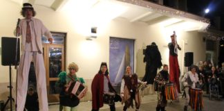 Itri, “I Cantastorie della Luce”: gli attori del Bertolt Brecht invadono le stade