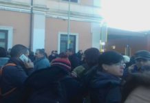 Guasto al treno merci, convogli fermi. A Fossanova i passeggeri occupano i binari