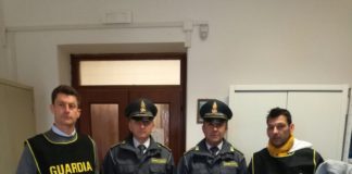 Sabaudia, blitz della Finanza al mercato: sequestrati 593 capi di abbigliamento contraffatti