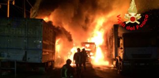 Fondi, pauroso incendio all’Autotrasporti Carrera. Danni ingenti, indagini in corso. Il video