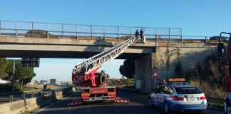 Aprilia, pioggia di calcinacci dal ponte: la Pontina chiusa su entrambe le direzioni
