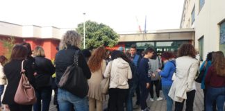 Aprilia, odori molesti dal fosso della Ficoccia. Gli studenti protestano, ma il sindaco rassicura: “Nessun pericolo per la salute”.