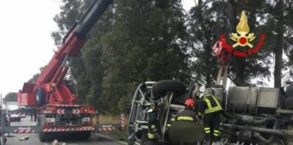 Pontinia, tir si ribalta sulla Migliara 53: ferito il conducente