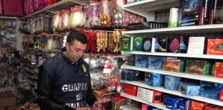 Sequestrati in provincia di Latina oltre 33.000 prodotti irregolari tra luci natalizie, decorazioni e articoli da regalo