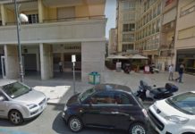 Latina, ladri in azione in pieno giorno sfondano la porta della gioielleria Caratelli e ripuliscono il negozio