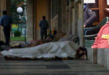 Latina, pranzo di Natale in piazza e dormitorio aperto per i senza dimora. Solidarietà e retorica