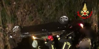 Latina, auto con a bordo tre persone finita nel canale delle Acque Alte