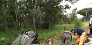 Latina, auto si scontra con un furgone e finisce fuori strada abbattendo un palo. Diversi i feriti