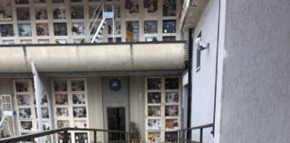 Aprilia, degrado al cimitero. Il candidato della Lega Andrea Morandini accusa: “Loculi abbandonati e fili scoperti. Nessun rispetto per i morti”