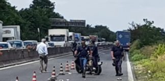 Pontina, cade dallo scooter: travolto e ucciso da un tir. Vittima un 60enne di Roma