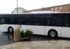 Minaccia i controllori con un martello su un bus urbano: denunciato 32enne