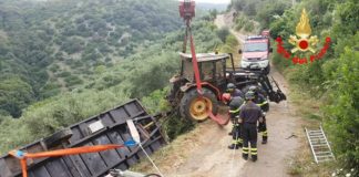 Sezze, trattore e rimorchio con balle di fieno in bilico in una scarpata di via Casali