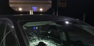 Sassi lanciati contro le auto sulla Pontina: sei vetture danneggiate e due feriti. Ipotizzato il tentativo di rapina