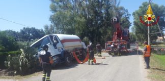 Sabaudia, autocisterna carica di gpl finita fuori strada