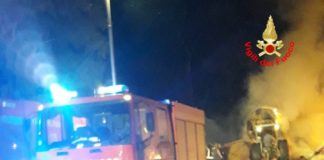 Terracina, in fiamme deposito di balle di fieno