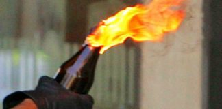 Cori, gli lanciano una molotov contro la porta di casa