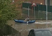 Maltempo e allagamenti, a Pontinia con il gommone per le vie del centro. Il video