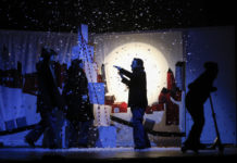 “Natale su Amazzon”, spettacolo di Matutateatro. Se il vecchio Babbo aprisse un suo profilo social