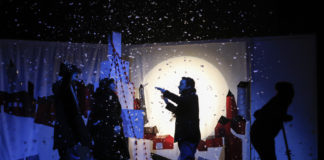 “Natale su Amazzon”, spettacolo di Matutateatro. Se il vecchio Babbo aprisse un suo profilo social