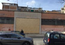 Ora anche Latina ha il suo “muro”, dopo i vasi… un pannello anti clochard