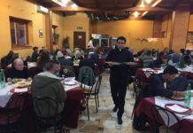 Latina, quando la solidarietà si serve a tavola: preti camerieri per i più poveri