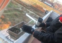 Aprilia, blitz nel fortino dello spaccio: in due barricati nell’abitazione “blindata” incendiano la droga