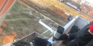 Aprilia, blitz nel fortino dello spaccio: in due barricati nell’abitazione “blindata” incendiano la droga