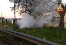 Tragico incidente sulla Migliara 47, auto prende fuoco dopo l’impatto con un’altra vettura: due morti