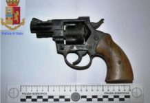 Terracina, rinvenuto un revolver nei giardini dell’ospedale. L’arma sequestrata all’esame degli specialisti della Polizia Scientifica