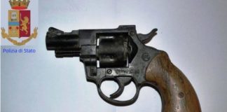 Terracina, rinvenuto un revolver nei giardini dell’ospedale. L’arma sequestrata all’esame degli specialisti della Polizia Scientifica