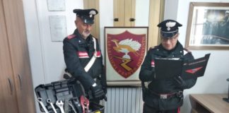 Latina, senza patente al volante di un’auto carica di arnesi da scasso: denunciato