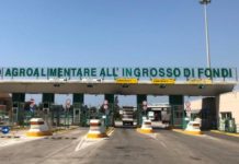 Fondi, controlli della polizia al mercato ortofrutticolo contro il lavoro nero