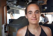 Carola senza reggiseno, la giornata “libera” e il buon costume carola