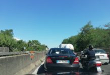 Pontina, cantiere mobile per il taglio dell’erba: traffico in tilt